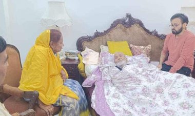 অসুস্থ ডাক্তার রেজাউল করিমের শয্যা পাশে অধ্যাপিকা ডক্টর হোসনে আরা বেগম
