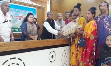নওগাঁয় হিজড়া ও তৃতীয় লিঙ্গের মাঝে শুকনো খাবার বিতরণী অনুষ্ঠান অনুষ্ঠিত
