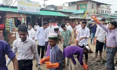 নাইক্ষছড়ি'র বাইশারীর হাট-বাজার পরিষ্কার করছে শিক্ষার্থীরা।