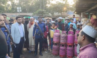 টেকনাফে অতিরিক্ত দামে গ্যাস সিলিন্ডার বিক্রি করায় দুই দোকানী কে জরিমানা