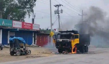রানীরবন্দরে ড্রাম ট্রাকের ধাক্কায় আটোর চার যাত্রী আহত ড্রাম ট্রাক পুড়িয়ে দিলেন বিক্ষুব্ধ জনতা