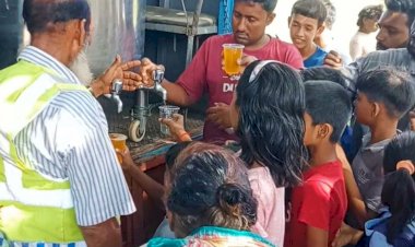 বোচাগঞ্জে তীব্র গরমে পথচারী ও শিশুদের মাঝে বিনামূল্যে ঠান্ডা শরবত বিতরণ মানবসেবায় অনন্য দৃষ্টান্ত স্থাপন করলেন ড. জীবন চৌধুরী