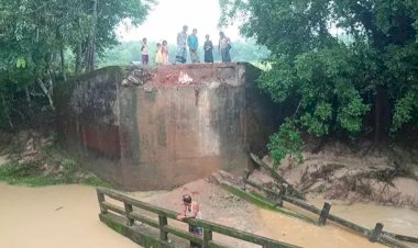 পাহাড়ি ঢলে গর্জন খালের সেতু ধসে যোগাযোগ বিচ্ছিন্ন, দুর্ভোগে থুইলা অং পাড়ার মানুষ