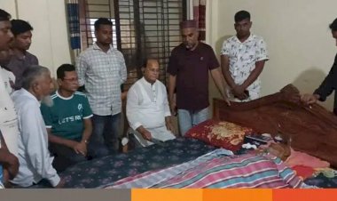 বিএনপি নেতা এস.এম রঞ্জুর অসুস্থ পিতাকে দেখতে ভিপি অমর কৃষ্ণ দাস