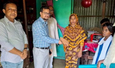 হোমনায় দেয়াল ধসে আহত শিক্ষার্থীদের ইউএনও'র সহায়তা প্রদান