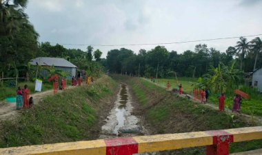 দু’টি খাল খননের উদ্বৃত্ত ১৭ লাখ টাকা কোষাগারে জমা দিলেন ইউএনও