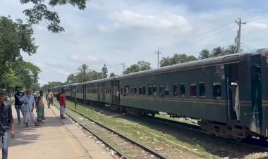 শ্রীপুরে বলাকার ইঞ্জিন বিকল, গন্তব্যে যেতে যাত্রীদের চরম ভোগান্তি