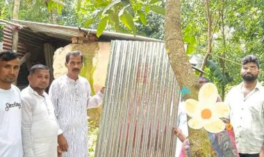 রাঙ্গুনিয়ার বেতাগীতে অগ্নিকাণ্ডে ক্ষতিগ্রস্ত পরিবারের মাঝে ঢেউটিন বিতরণ