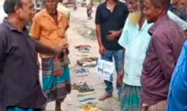 নওগাঁর মহাদেবপুর উপজেলায় সারের জন্য ঘণ্টার পর ঘণ্টা অপেক্ষা,জুতা দিয়েই লাইনের ‘সিরিয়াল’ কৃষক