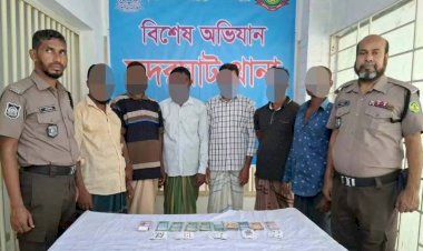 সিএমপি'র সদরঘাট থানার বিশেষ অভিযানে জুয়া খেলার সরঞ্জাম, নগদ টাকা সহ ০৬ (ছয়) জন আসামী গ্রেফতার