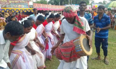 নওগাঁ মহাদেবপুর নাটশাল ফুটবল মাঠে সমতলের আদিবাসীদের ৩১তম কারাম উৎসব অনুষ্ঠিত