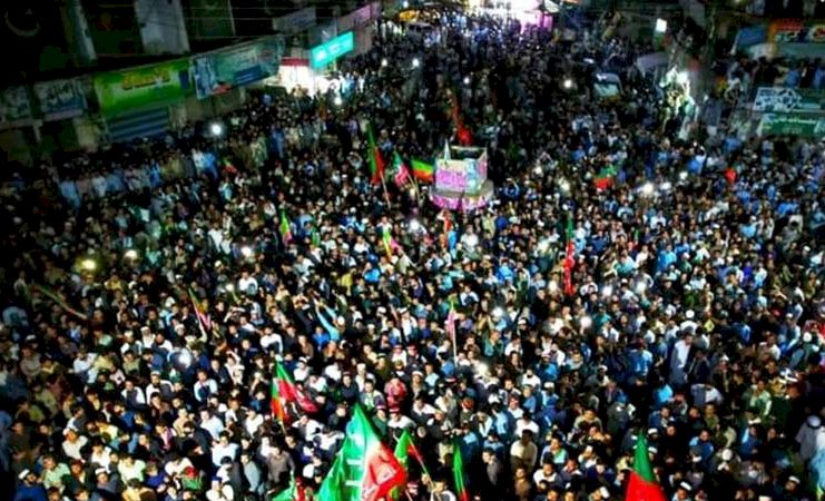ইমরান খানকে ক্ষমতাচ্যুত করার জন্য পাকিস্তানে রাতভর বিক্ষোভ।