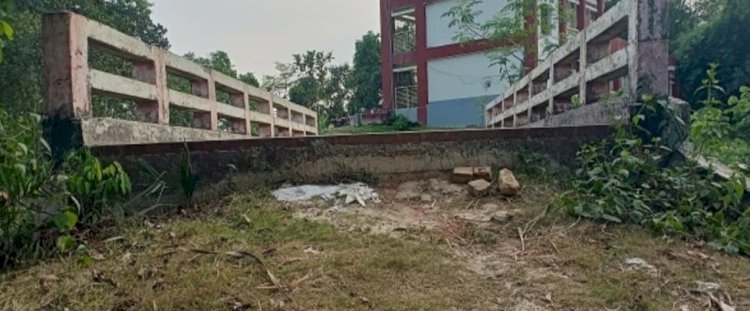 ব্রিজ নির্মাণ করা হয় প্রায় ৫ বছর আগে সংযোগ সড়ক না হওয়ায় চরম বিপাকে স্থানীয়রা !