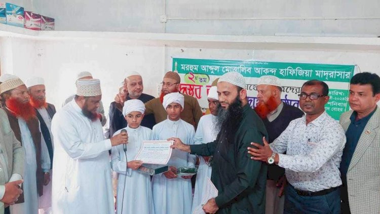 গোবিন্দগঞ্জে মরহুম আব্দুল মোত্তালিব আকন্দ হাফিজিয়া মাদ্রাসা ও এতিমখানা তিন জন হাফেজকে দস্তর বন্দী ও সনদ সহ পাগড়ী প্রদান