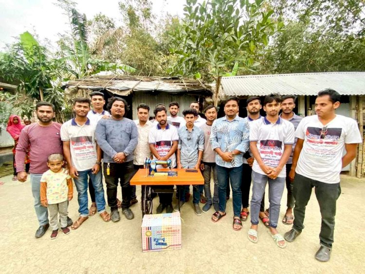 চৌগাছা উপজেলার সলুয়া গ্রামের এক বিধবা মহিলা কে সেলাই মেশিন প্রদান করল চৌগাছা পরিবার সেচ্ছাসেবী সংগঠন