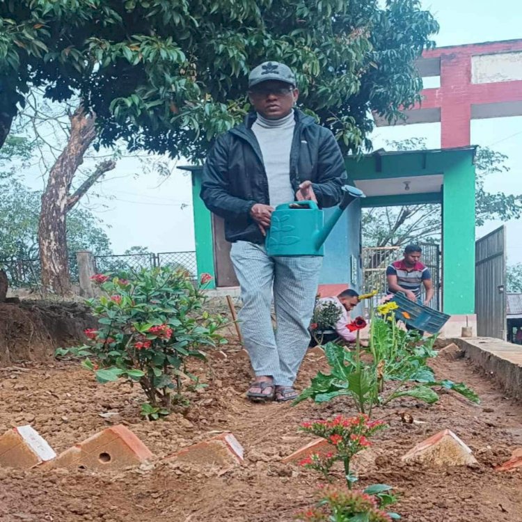 ফুলের বাগান পরিচর্যায় (ওসি) মোঃ আরিফুল আমিন
