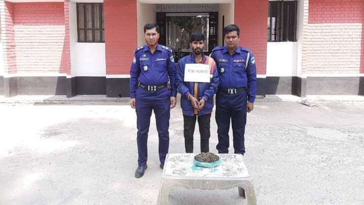 নড়াইলের নড়াগাতি থানা পুলিশের অভিযানে তিনশত গ্রাম গাঁজাসহ একজন গ্রেফতার