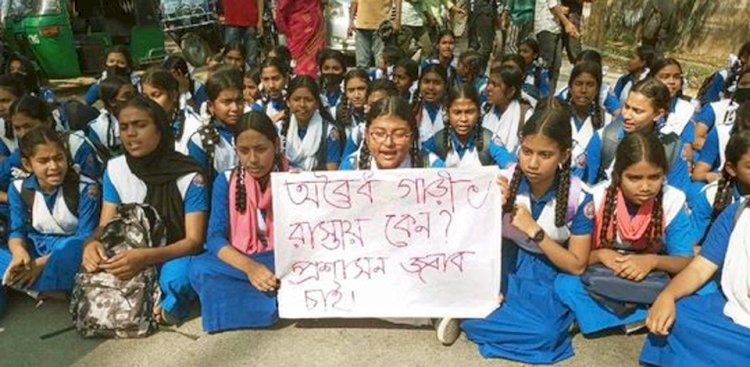 পাবনার চাটমোহরে করিমনের চাপায় স্কুলছাত্রী নিহত, সড়ক অবরোধ