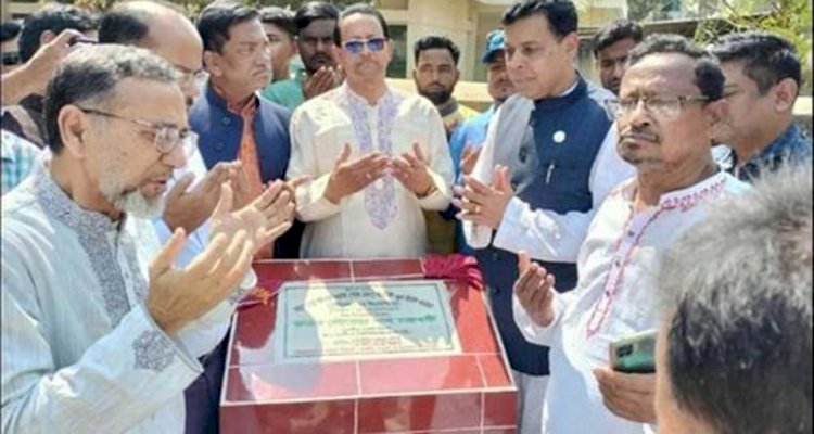 ৪৮ নওগাঁ ৩ আসনের সংসদ সদস্য সুরেন্দ্রনাথ চক্রবর্তী মহাদেবপুরে আরসিসি ড্রেন নিমার্ণ কাজের উদ্বোধন করেন