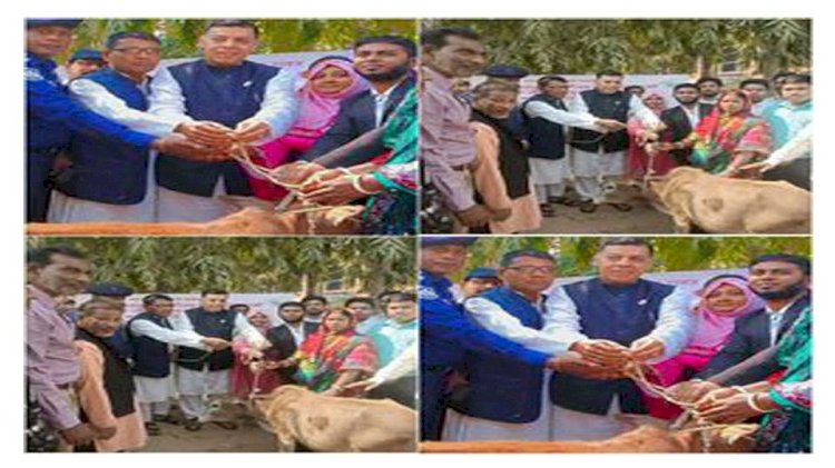 ৪৮ নওগাঁ ৩ আসনের সংসদ সদস্য সৌরেন্দ্রনাথ চক্রবর্তী ক্ষতিগ্রস্ত পরিবারের মাঝে গরু ও ঢেউকির বিতরণ করেন