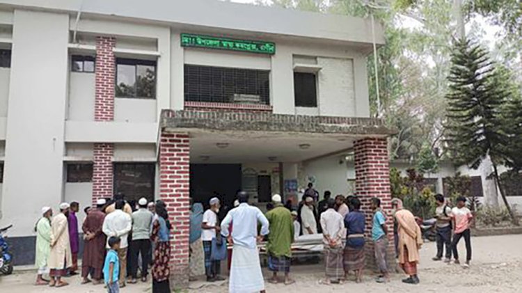 নওগাঁর রাণীনগরে ব্যাটারি চালিত অটোরিকশা ধাক্কায় উপজেলা স্বাস্থ্য কমপ্লেক্সের স্টাফ জাহাঙ্গীর আলমের মৃত্যু