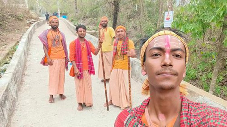 সাতক্ষীরা থেকে পাঁয়ে হেঁটে ৫ তরুণের  মহাতীর্থচন্দ্রনাথধাম  পরিক্রমা