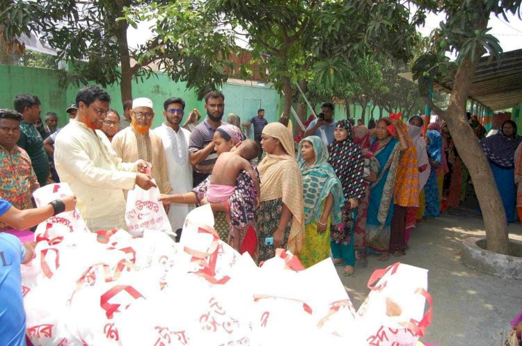 ওয়ার্ডবাসীর মাঝে তৃতীয় দিনে কাউন্সিলর এরশাদের ঈদ শুভেচ্ছা উপহার বিতরণ