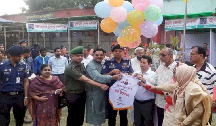 নড়াইলের সুলতান মঞ্চ চত্বরে বেলুন ও পায়রা উড়িয়ে ১৫ দিনব্যাপী সুলতান মেলার উদ্বোধন