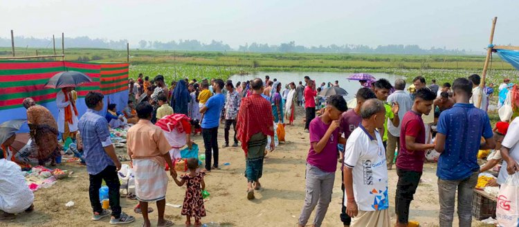 নরসিংদীতে মরা নদীর তীরে অষ্টমী স্নানে ভক্ত পূণ্যার্থীদের ঢল