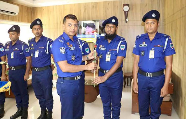 নড়াইলে পদোন্নতিপ্রাপ্ত পুলিশ সদস্যদের র‍্যাঙ্ক ব্যাজ পরিয়ে দিলেন এসপি মেহেদী হাসান