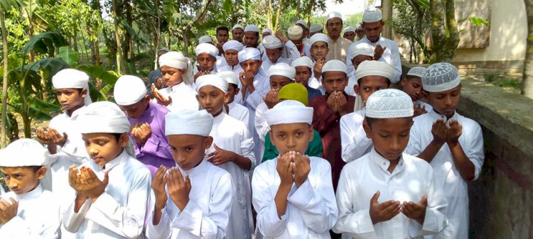 পিতা মাতার কবর জিয়ারত করলেন আলহাজ্ব সামসুল ইসলাম মোল্লা