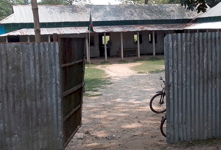 মনোহরদীর খিদিরপুরে সরকারী আইন অমান্য করে ক্লাশ চালাচ্ছে সিয়স স্কুল