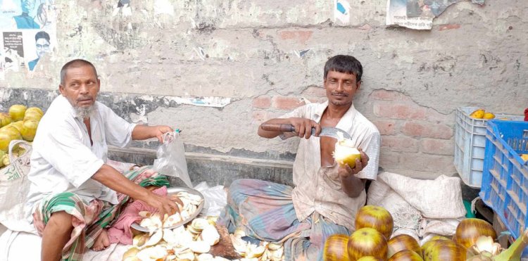 আত্রাইয়ে তালের শাঁস বিক্রি করে সংসার চলে