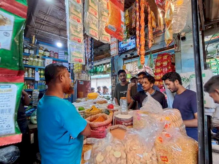 কুমিল্লার বুড়িচং উপজেলায় বিভিন্ন বাজার মনিটরিং করছেন বৈষম্যবিরোধী  আন্দোলনে যুক্ত থাকা শিক্ষার্থীরা।