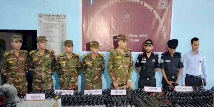 লুট হওয়া গুলি ও অস্ত্র র‍্যাব এর কাছে হস্তান্তর করলেন সেনাবাহিনী