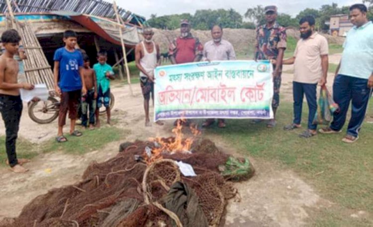 নওগাঁর পোরশার পুনর্ভবায় অবৈধ সুতি জাল নিধনে যৌথ অভিযান
