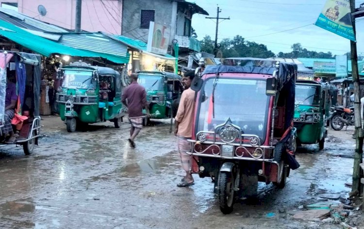 নাইক্ষ্যংছড়ি'র বাইশারীতে এলোমেলো গাড়ি পার্কিং, যানজটে ব্যবসায়ী ও রোগীদের চরম ভোগান্তি।