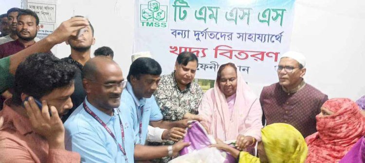 ফেনীর বন্যার্তদের মাঝে ড.হোসনে আরা বেগমের খাদ্য সামগ্রী বিতরণ