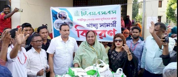 লক্ষিপুর বন্যার্তদের মাঝে ড.হোসনে আরা বেগমের খাদ্য সামগ্রী বিতরণ