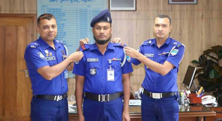 নড়াইলে কনস্টেবল থেকে নায়েক পদে পদোন্নতিপ্রাপ্ত র‌্যাঙ্ক ব্যাজ পরিয়ে দিলেন এসপি মেহেদী হাসান।