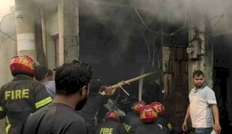 নরসিংদীতে টেক্সটাইল মিলের গোডাউনে আগুন