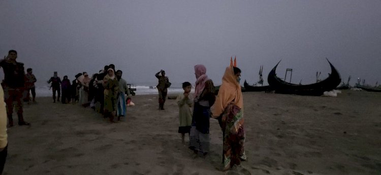 নাফনদীতে নৌকাডুবির ঘটনায় উদ্ধার ২৫ নারী পুরুষ  শিশু  ১ বিজিবি সদস্য নিখোঁজ