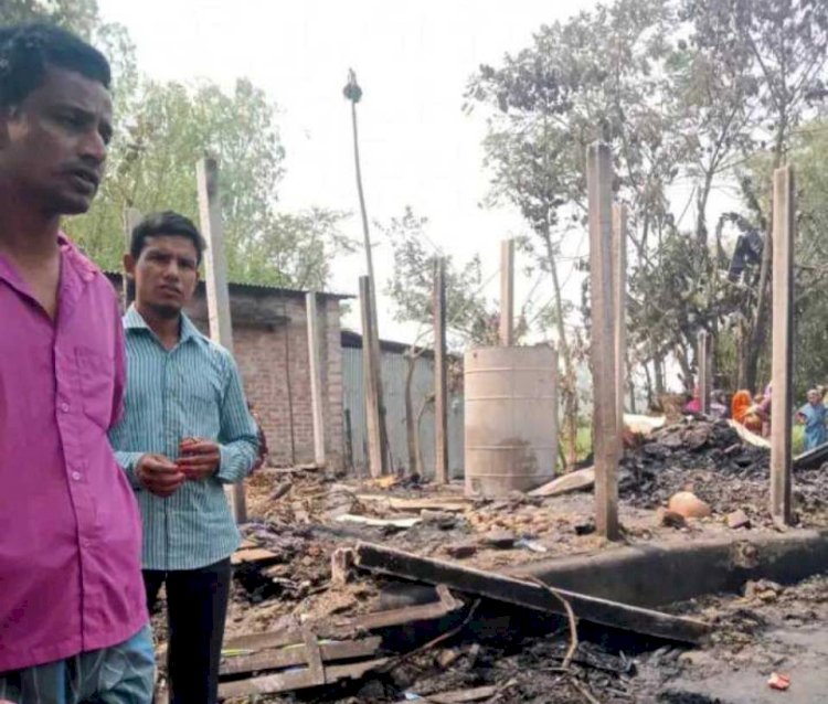 পীরগঞ্জে ৫ পরিবারের ১২ ঘর আগুনে পুড়ে ছাই,ক্ষতি প্রায় ২০ লক্ষ টাকার