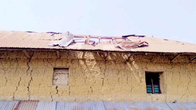 নওগাঁ নিয়ামতপুর চৌরা-সামাসপুরে ককটেল বিস্ফোরণের ঘটনায় দুতালা ঘরের টিন উড়ে যায়