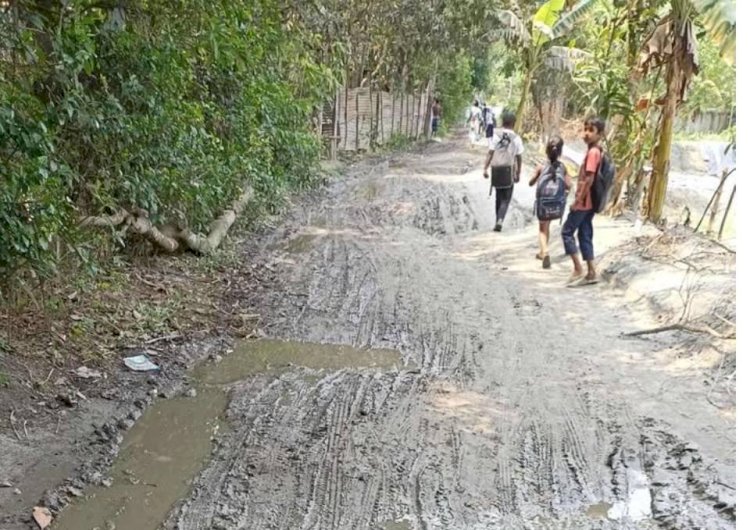 ৮ বছরে ও সড়কে সংস্কারের ছোঁয়া লাগেনি  বুড়িচংয়ে  কোরপাই - মনঘাটা-আবিদপুর সড়কটি  খানাখন্দে  বেহাল দশা