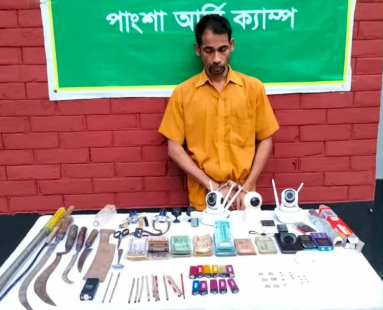 রাজবাড়ীতে মাদক ও দেশীয় অস্ত্র সহ একজনকে গ্রেপ্তার করেছে সেনাবাহিনী