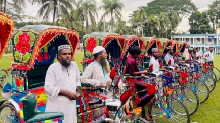 মির্জাগঞ্জে ১৪ টি অসহায় পরিবারের মাঝে স্বাবলম্বী  হওয়ার জন্য  ব্যাটারি চালিত রিক্সা উপহার