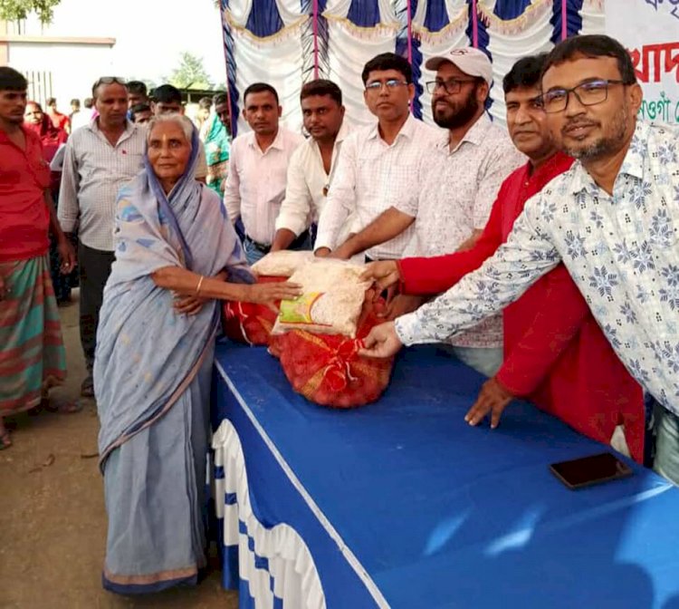নাটোরের সিংড়ায় টিএমএসএস'র মানবিক সহায়তা : ২৫০ দুস্থ পরিবারের মধ্যে খাদ্য সামগ্রী বিতরণ
