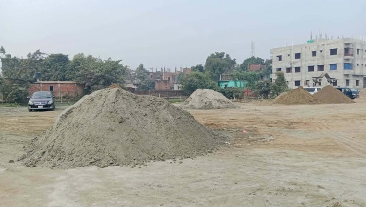 বুড়িচংয়ের একমাত্র খেলার মাঠে নির্মাণসামগ্রীর হাট; বরাদ্দ থাকলেও থমকে আছে দেয়াল নির্মাণ