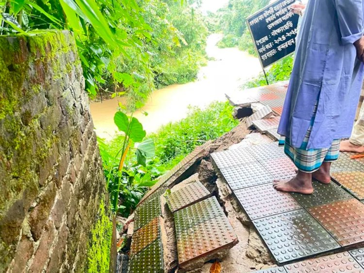নাইক্ষ্যংছড়ির বাইশারী কেন্দ্রীয় জামে মসজিদ ঝুঁকিতে, মাটিতে বিশাল ফাটল, দুর্ঘটনার আশঙ্কা!